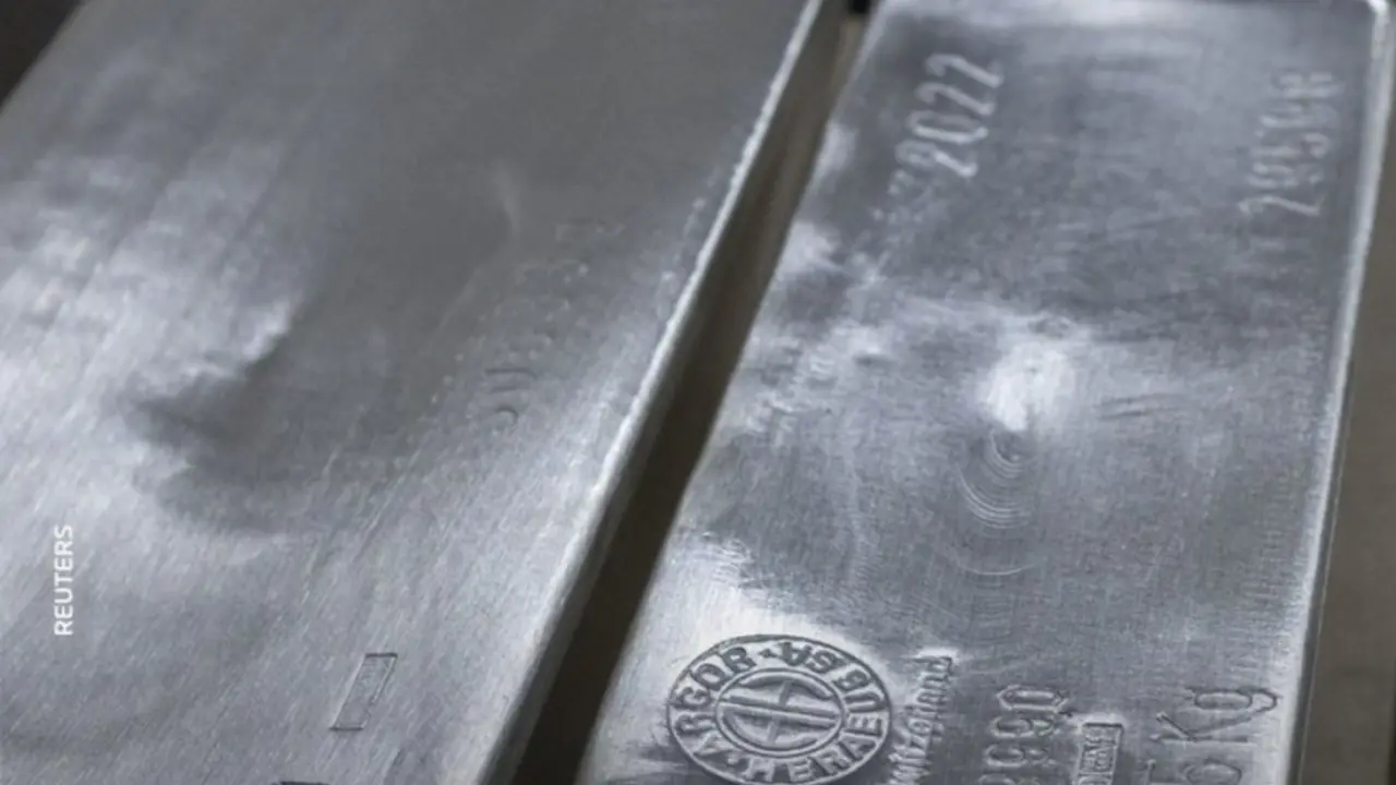 تأثير الدولار يرفع أسعار الفضة محليًا وسط تراجع حاد بالأسواق العالمية